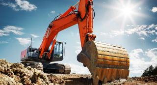 Pelleteuse rouge en action sur un chantier